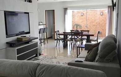 Imagem: A casa possui 3 Dormitórios, 2 Banheiros, 2 Vagas na garagem