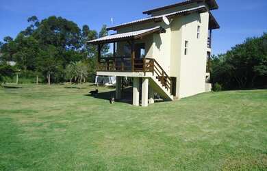 Imagem: A casa possui 2 Dormitórios, 2 Banheiros, 2 Vagas na garagem