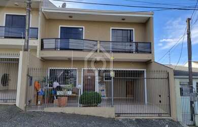 Imagem: A casa possui 3 Dormitórios, 2 Banheiros, 1 Vaga na garagem