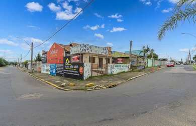 Imagem: A casa possui 3 Dormitórios, 1 Banheiro, 2 Vagas na garagem