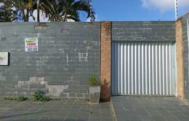 Imagem: A casa possui 3 Dormitórios, 2 Banheiros e está localizado