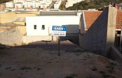 Imagem: O terreno possui 300m² de Área e está localizado em Loteamento