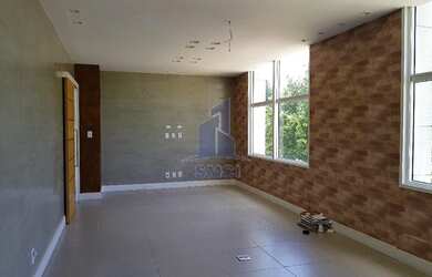 Imagem: O depósito possui 4 Vagas na garagem, 300m² de Área e está