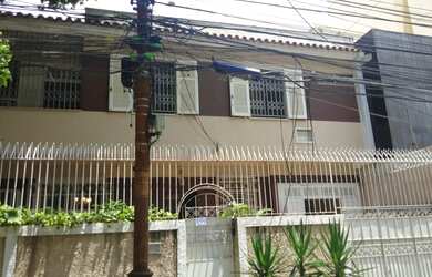 Imagem: A casa possui 4 Dormitórios, 3 Banheiros, 2 Vagas na garagem