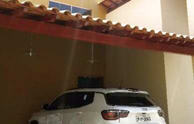 Imagem: A casa possui 4 Dormitórios, 3 Banheiros, 4 Vagas na garagem