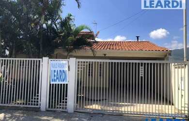 Imagem: A casa possui 3 Dormitórios, 4 Banheiros, 4 Vagas na garagem