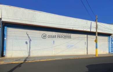 Imagem: O depósito possui 5 Vagas na garagem, 810m² de Área e está