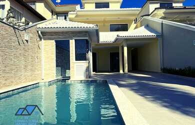 Imagem: A casa em condomínio possui 5 Dormitórios, 5 Banheiros, 2