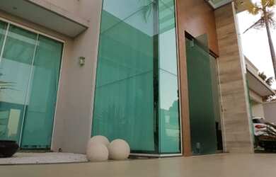 Imagem: A casa possui 3 Dormitórios, 2 Banheiros, 2 Vagas na garagem