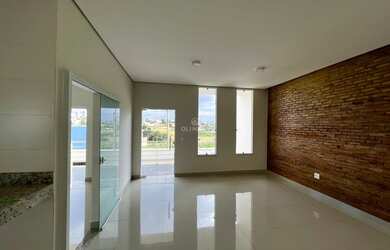 Imagem: A casa possui 3 Dormitórios, 3 Banheiros, 3 Vagas na garagem