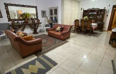 Imagem: A casa possui 3 Dormitórios, 3 Banheiros, 4 Vagas na garagem