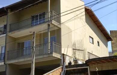 Imagem: A casa possui 3 Dormitórios, 3 Banheiros, 1 Vaga na garagem