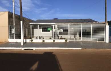 Imagem: A casa possui 3 Dormitórios, 1 Banheiro, 2 Vagas na garagem