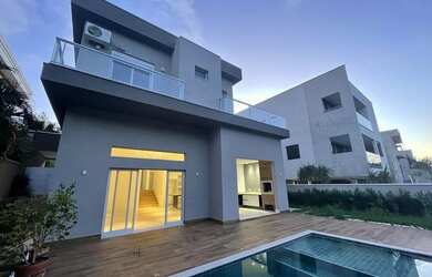 Imagem: A casa possui 4 Dormitórios, 5 Banheiros, 5 Vagas na garagem