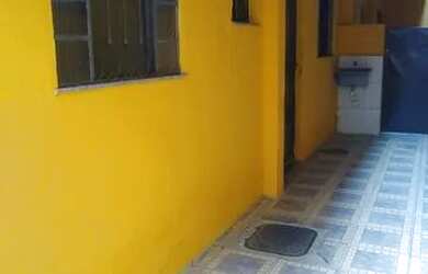 Imagem: A casa possui 1 Dormitório, 1 Banheiro, 1 Vaga na garagem