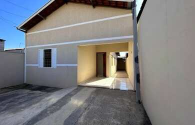 Imagem: A casa possui 3 Dormitórios, 2 Banheiros, 2 Vagas na garagem