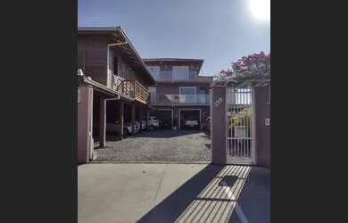 Imagem: O apartamento possui 1 Dormitório, 1 Banheiro, 1 Vaga na garagem