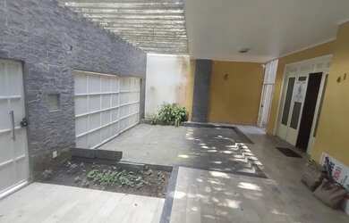 Imagem: A casa possui 5 Dormitórios, 4 Banheiros, 2 Vagas na garagem