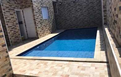 Imagem: A casa possui 2 Dormitórios, 2 Vagas na garagem e está localizado