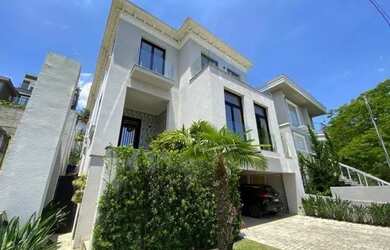 Imagem: A casa em condomínio possui 4 Dormitórios, 5 Banheiros, 5