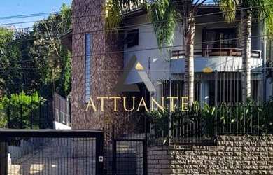 Imagem: A casa possui 4 Dormitórios, 3 Banheiros, 4 Vagas na garagem