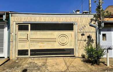 Imagem: A casa possui 2 Dormitórios, 1 Banheiro, 2 Vagas na garagem