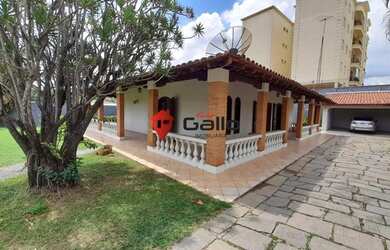 Imagem: A casa possui 3 Dormitórios, 4 Banheiros, 2 Vagas na garagem