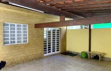 Imagem: A casa possui 3 Dormitórios, 2 Banheiros, 1 Vaga na garagem