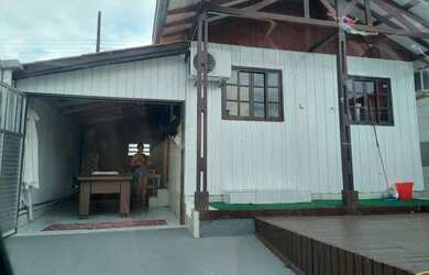 Imagem: A casa possui 2 Dormitórios, 1 Banheiro, 1 Vaga na garagem