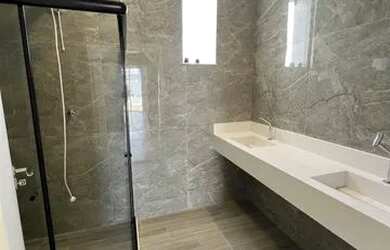 Imagem: A casa possui 4 Dormitórios, 5 Banheiros, 4 Vagas na garagem