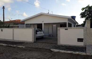 Imagem: A casa possui 3 Dormitórios, 2 Banheiros, 3 Vagas na garagem