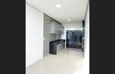 Imagem: A casa possui 3 Dormitórios, 2 Banheiros, 2 Vagas na garagem