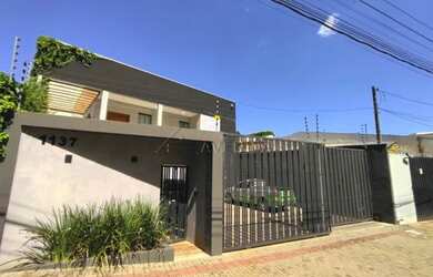 Imagem: A casa possui 4 Dormitórios, 3 Banheiros, 2 Vagas na garagem