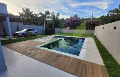 Imagem: A casa possui 3 Dormitórios, 3 Banheiros, 4 Vagas na garagem