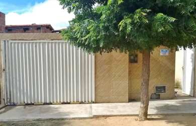 Imagem: A casa possui 2 Dormitórios, 1 Banheiro, 1 Vaga na garagem