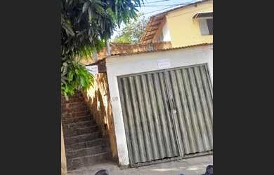 Imagem: A casa possui 3 Dormitórios, 1 Banheiro, 1 Vaga na garagem