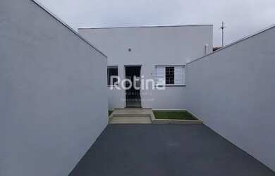 Imagem: A casa possui 2 Dormitórios, 1 Banheiro, 1 Vaga na garagem