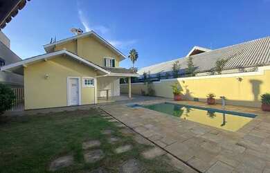 Imagem: A casa possui 3 Dormitórios, 4 Banheiros, 4 Vagas na garagem