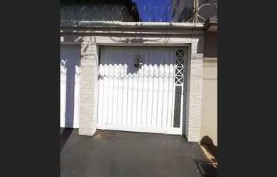 Imagem: A casa possui 2 Dormitórios, 1 Banheiro, 4 Vagas na garagem