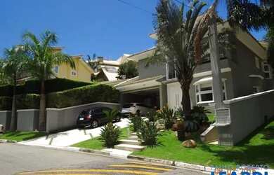 Imagem: A casa em condomínio possui 4 Dormitórios, 5 Banheiros, 2