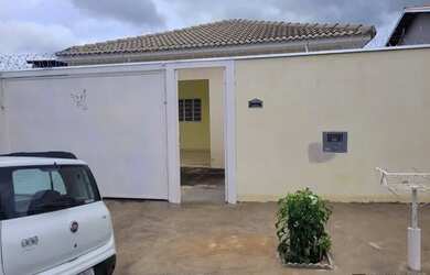 Imagem: A casa possui 3 Dormitórios, 1 Banheiro, 1 Vaga na garagem