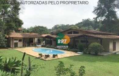 Imagem: A casa em condomínio possui 4 Dormitórios, 4 Banheiros e 450m²