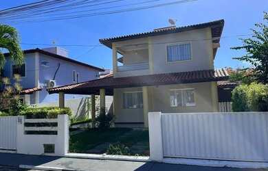 Imagem: A casa possui 3 Dormitórios, 3 Banheiros, 2 Vagas na garagem