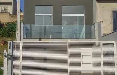 Imagem: A casa possui 3 Dormitórios, 2 Banheiros e está localizado