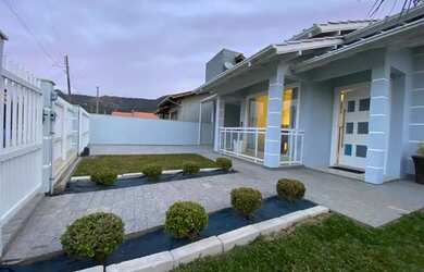 Imagem: A casa possui 3 Dormitórios, 3 Banheiros, 2 Vagas na garagem