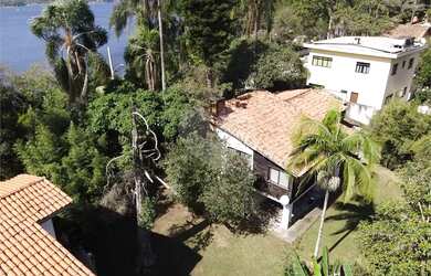 Imagem: A casa possui 3 Dormitórios, 3 Banheiros, 3 Vagas na garagem