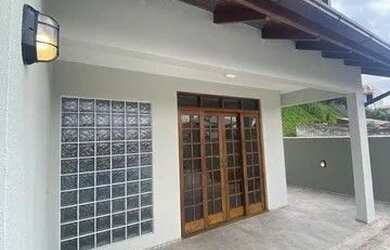 Imagem: A casa possui 3 Dormitórios, 2 Banheiros, 2 Vagas na garagem