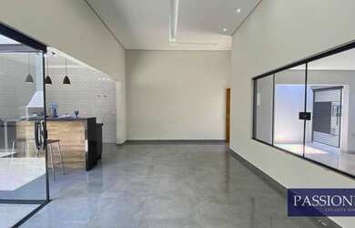 Imagem: A casa à venda possui 3 Dormitórios, 1 Banheiro, 2 Vagas na