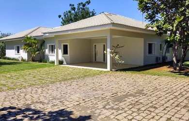 Imagem: A casa em condomínio possui 5 Dormitórios, 5 Banheiros, 4