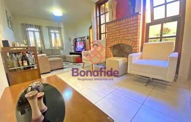 Imagem: A casa possui 3 Dormitórios, 3 Banheiros, 2 Vagas na garagem